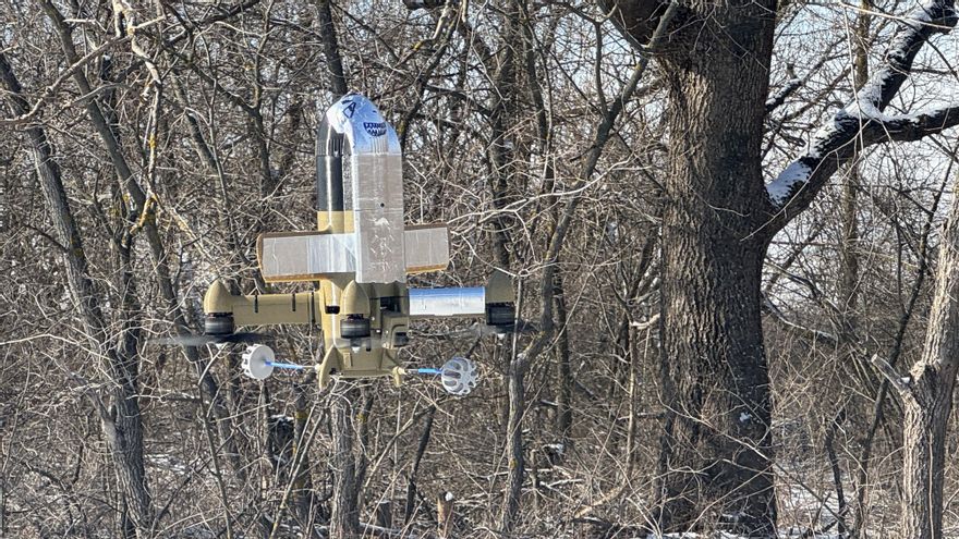 El dron interceptor ucraniano Sting realiza un vuelo de prueba el 22 de febrero de 2026 en el óblast de Dnipropetrovsk, Ucrania. Con la ayuda de estos drones, el ejército ucraniano derriba drones Shaheds y Gerbers, lanzados por el ejército ruso