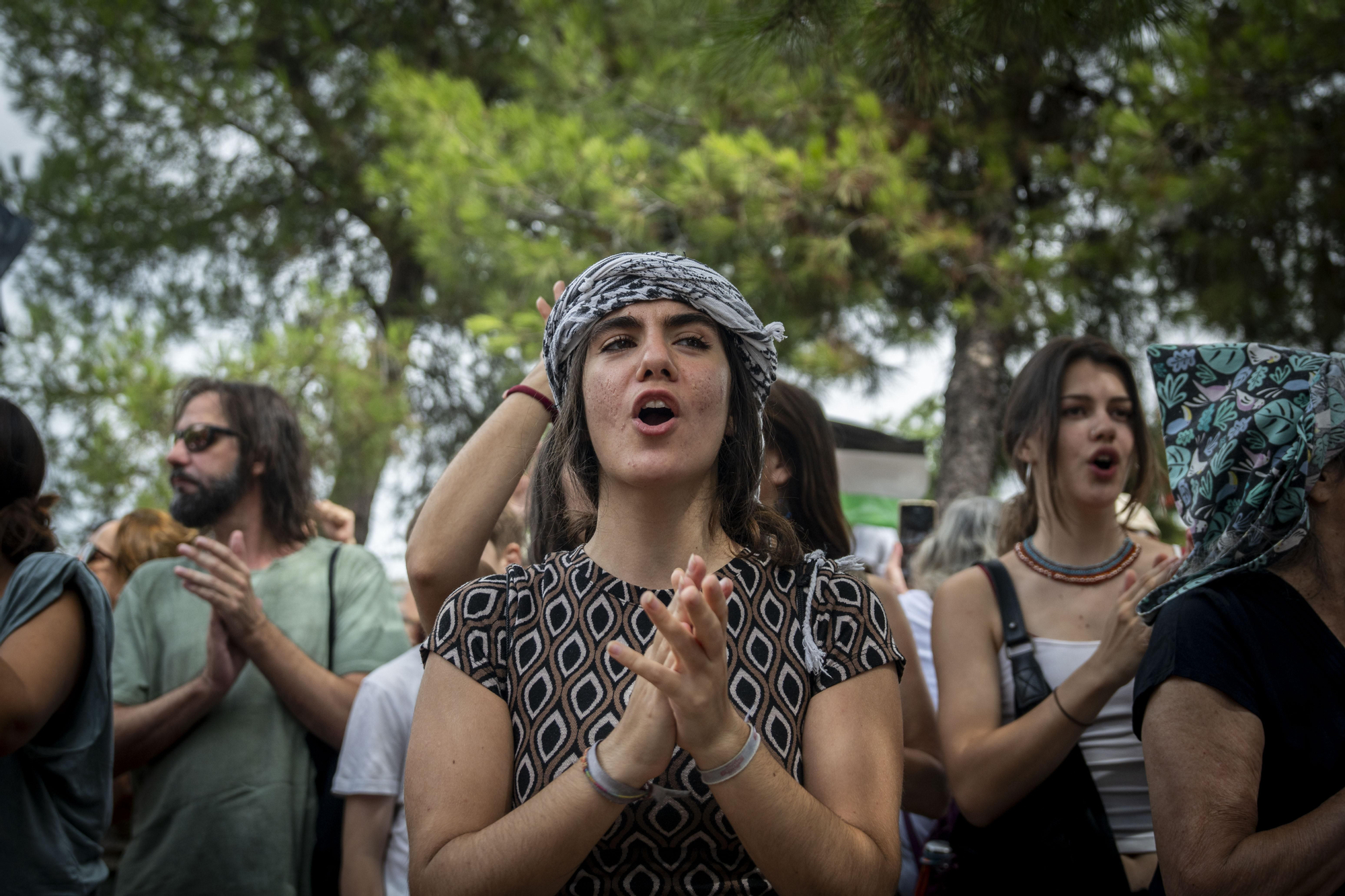 Cientos de personas llenan las orillas de Madrid Río en solidaridad con Gaza y para apoyar a la Global Sumud Flotilla
