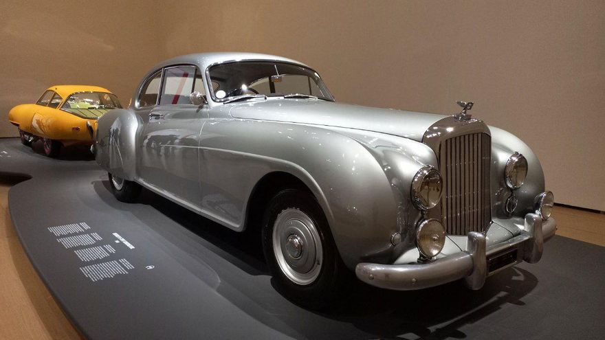 El Pegaso Z-102 Cúpula de 1952 y el Bentley R-Type Continental, 1953 en la exposición