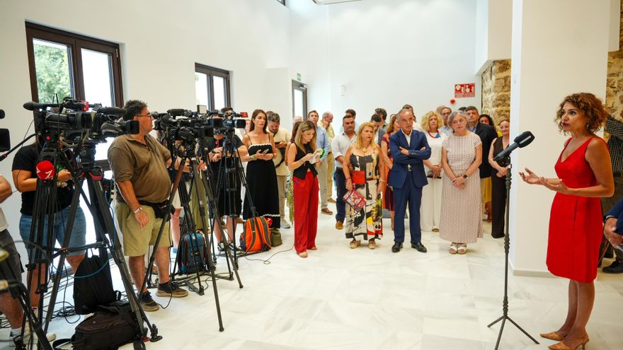 La vicepresidenta primera del Gobierno y ministra de Hacienda, María Jesús Montero, atiende a los medios en Rota (Cádiz).