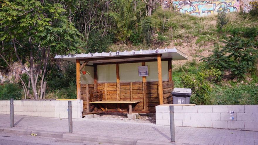 Vecinos de Barcelona construyen a mano una marquesina de autobús: "Representa el espíritu de autogestión"