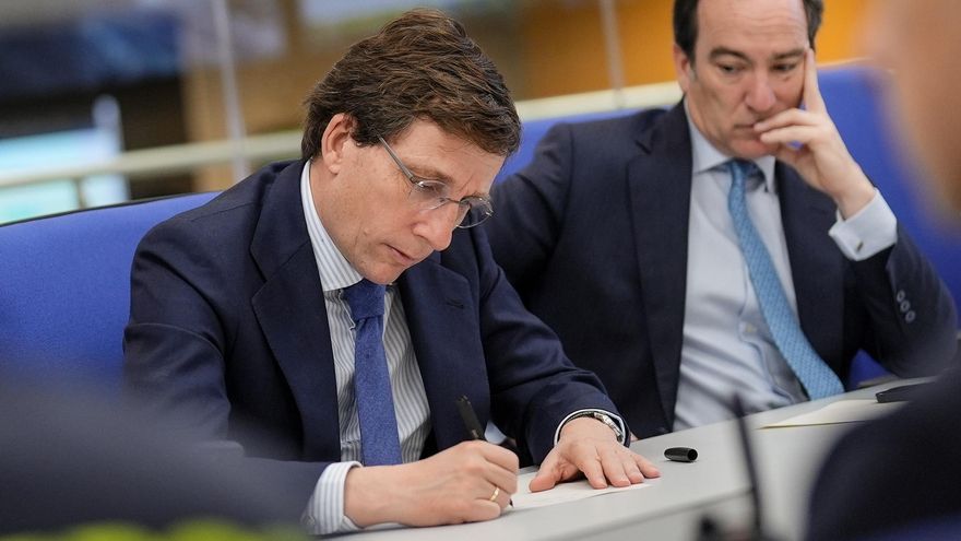 Los reveses judiciales que amargan al Gobierno de Almeida: Bernabéu, Centro Acuático y la "sastrería Carabante"