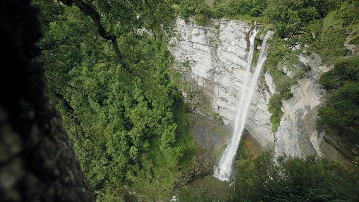 Patrimonio, historia y una espectacular cascada de 100 metros en este rincón de Álava junto al Parque Natural de Gorbeia