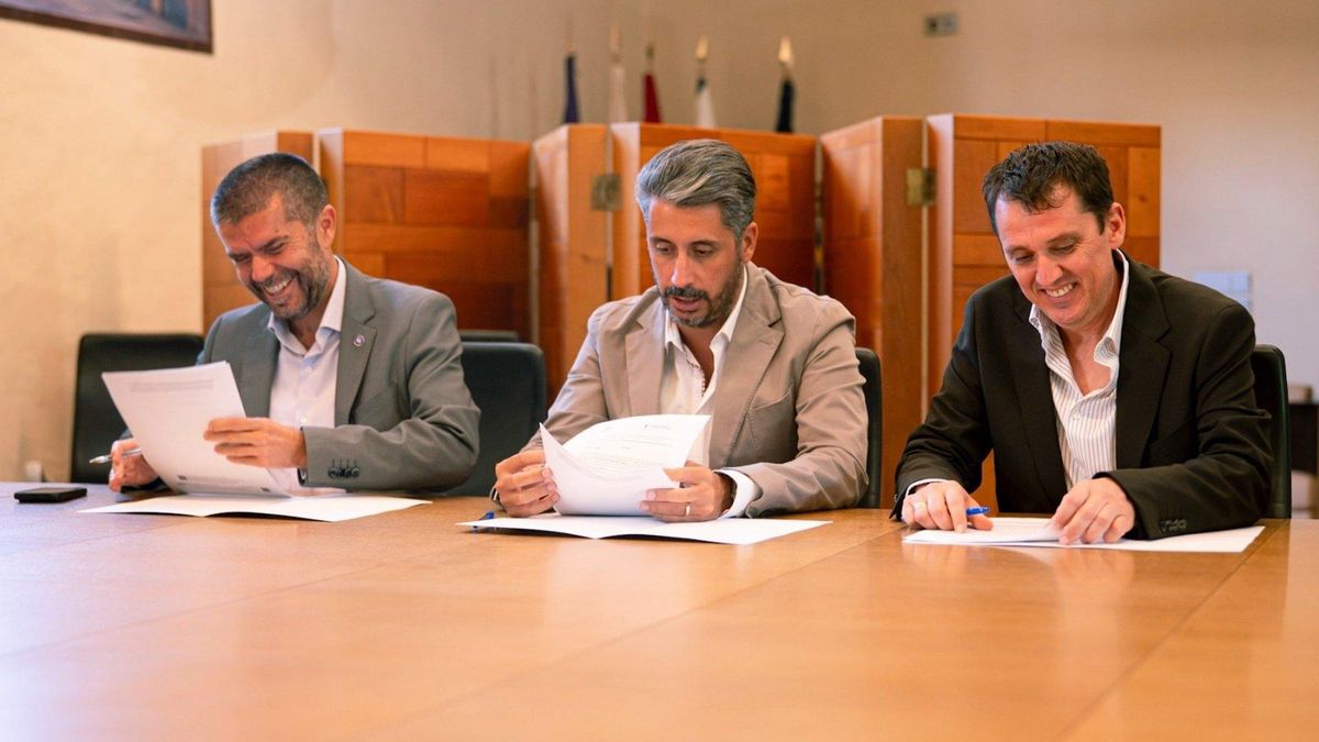 De izquierda a derecha, el rector de la ULL, Francisco García, el alcalde, Luis Yeray Gutiérrez, y el concejal de Ordenación del Territorio y Vivienda, Adolfo Cordobés, en la firma del convenio.