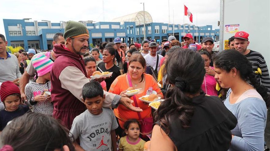 Unos mil venezolanos esperan entrar a Perú antes de la exigencia del pasaporte