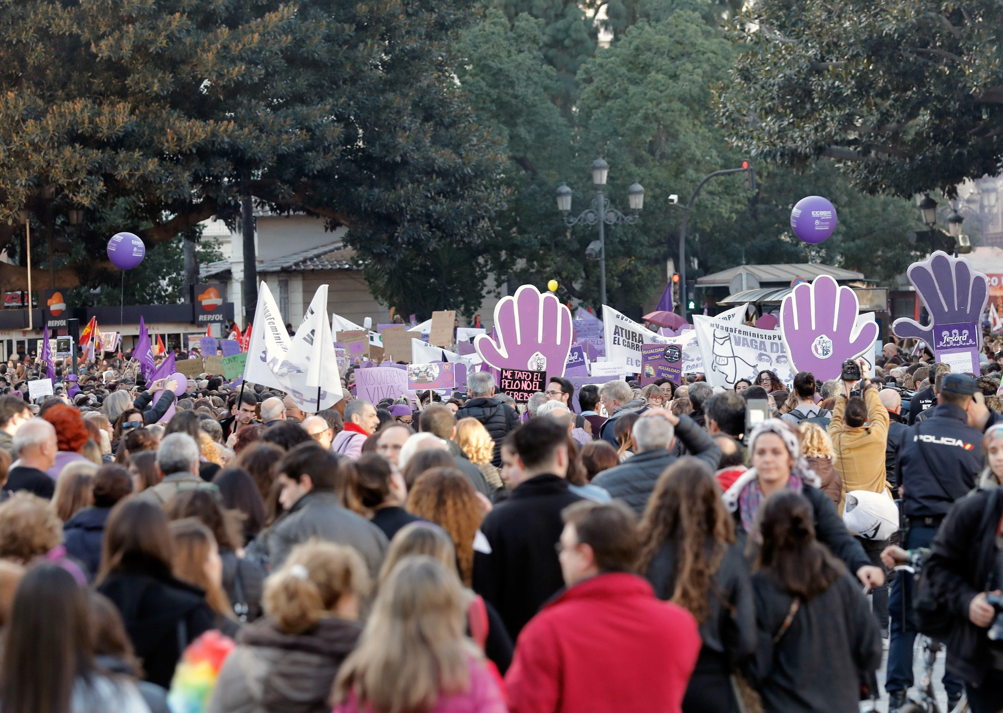 Miles de personas han participado en la manifestación que con el lema "si nosotras paramos, se para el mundo" ha recorrido el centro de Valencia.