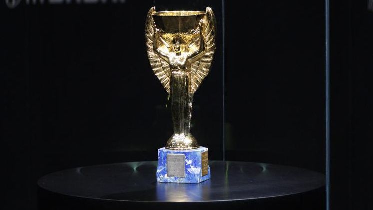 El robo del trofeo que puso en jaque un Mundial de fútbol y el famoso perro que lo encontró: la apasionante historia de la Copa del Mundo
