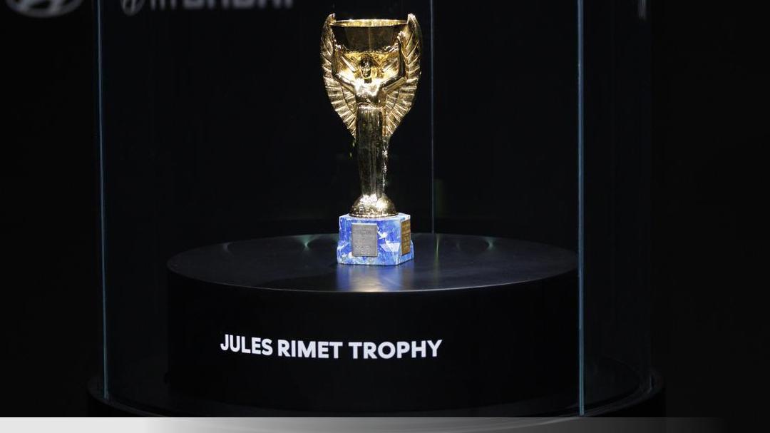 El robo del trofeo que puso en jaque un Mundial de fútbol y el famoso perro que lo encontró: la apasionante historia de la Copa del Mundo