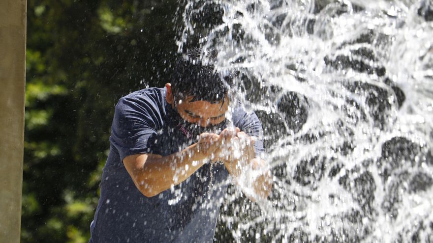 Un hombre se refresca en una fuente del centro de Córdoba. EFE/Salas/Archivo