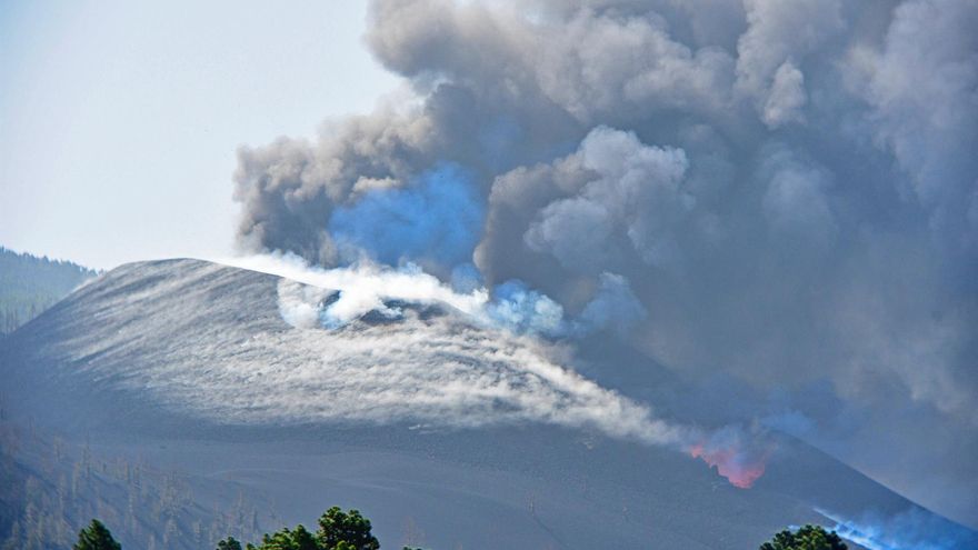 Vista del volcán de Cumbre Vieja que este sábado continúa su actividad, registrando una intensa emisión de gases a través de un amplio campo de fumarolas