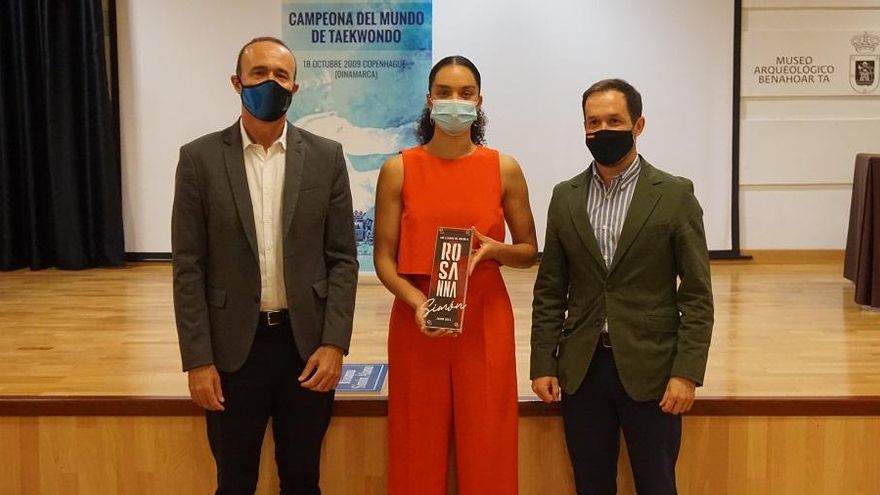 Raúl Camacho y Mariano H. Zapata con Rosanna Simón en el acto.