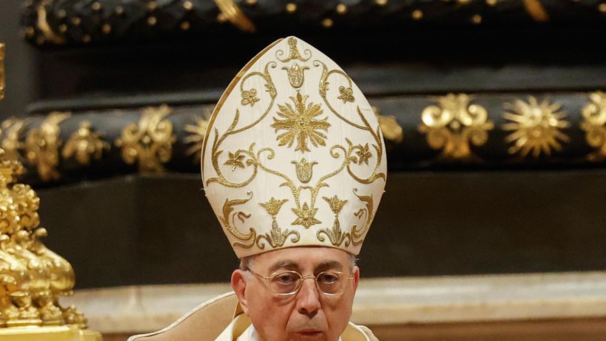 El cardenal Dominique Mamberti, la voz que desvelará al mundo el nuevo papa