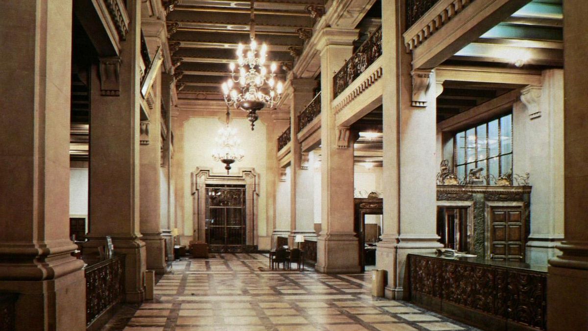 Interior del vestíbulo del Edificio Telefónica en 1984.