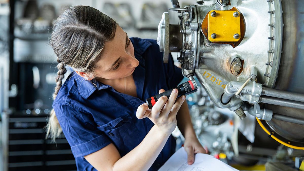 Ellas también son mecánicas: la FP aeronáutica impulsa el talento femenino en los hangares