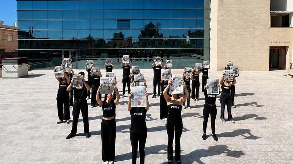 Alumnos de Comunicación del CESAG realizan un posado simbólico para reivindicar un periodismo libre y seguro