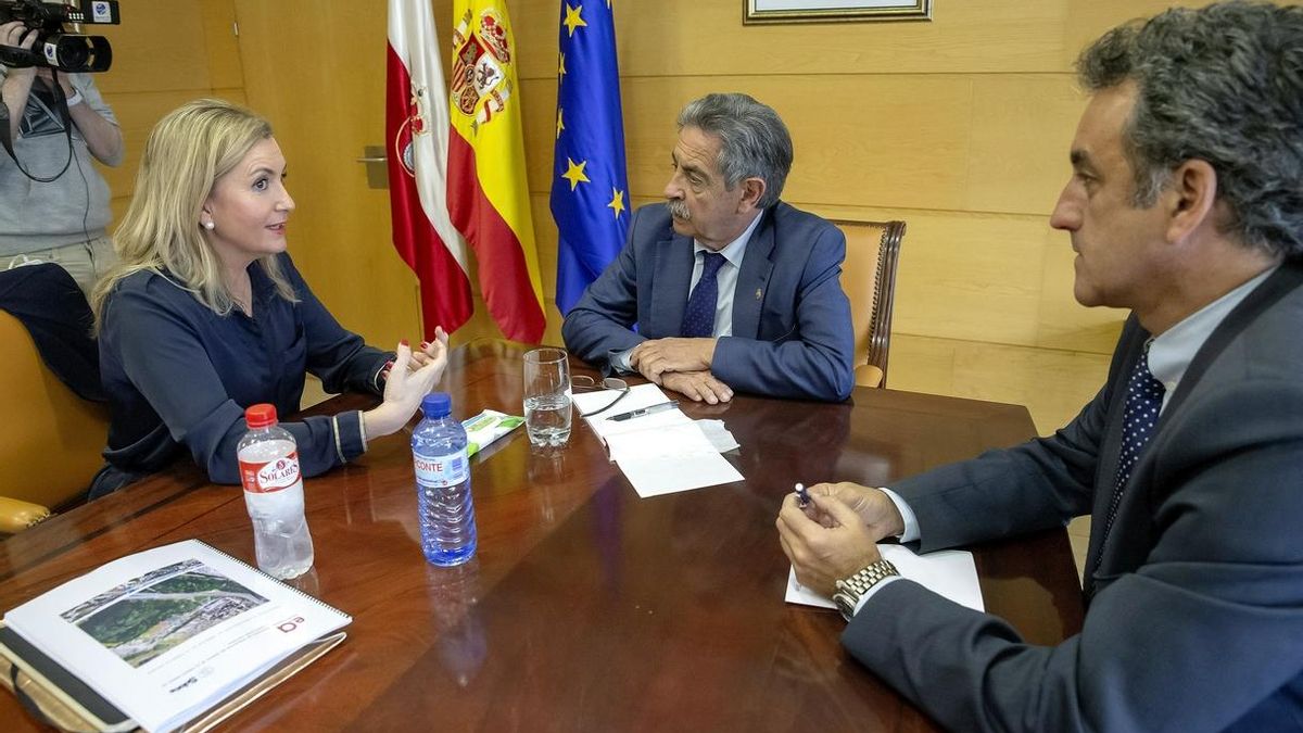 La presidenta de Sniace en una reunión con Revilla y Martín. | ARCHIVO