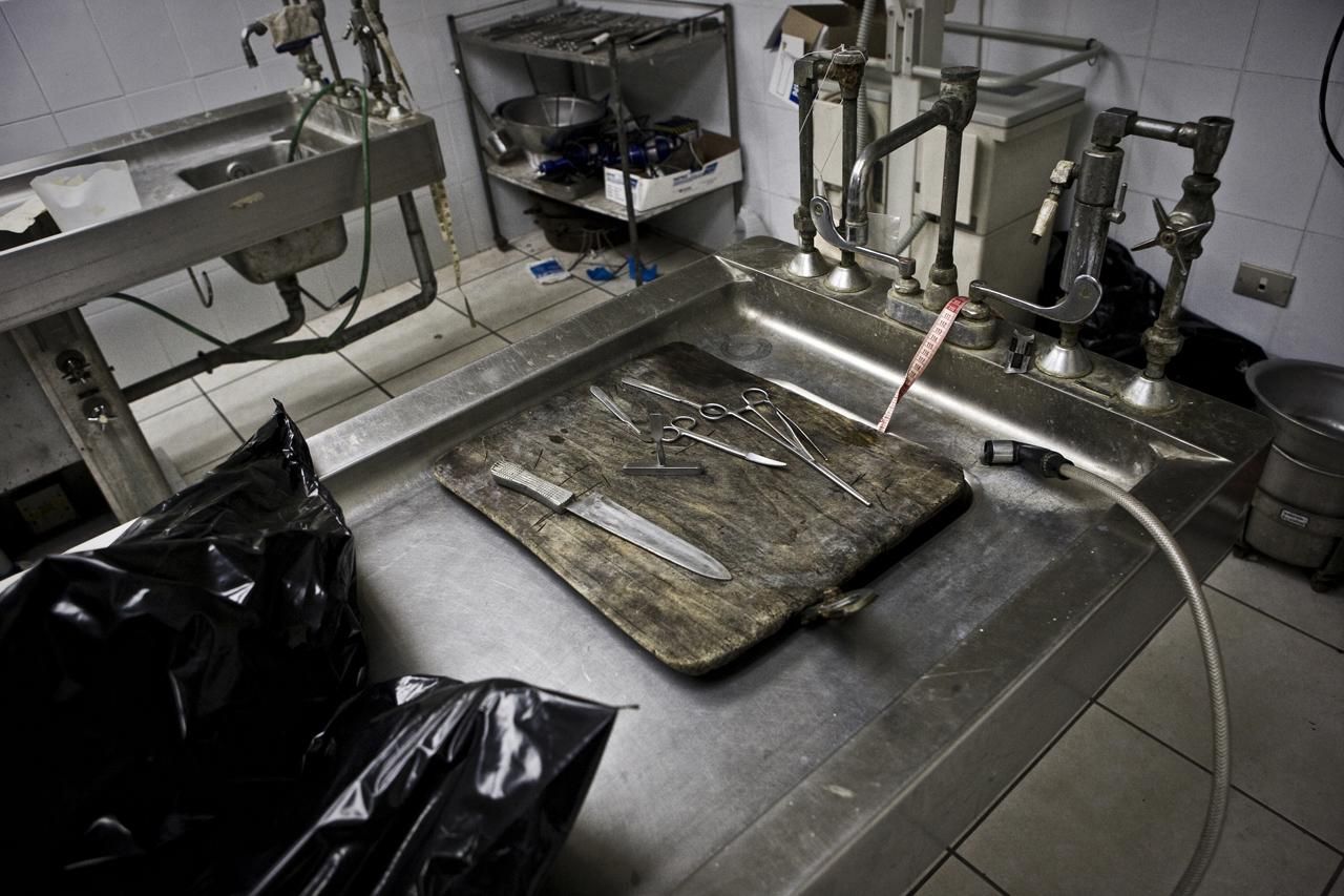 Herramientas de trabajo en la sala de autopsias del Instituto de Medicina Legal. /Edu Ponces (RUIDO Photo)