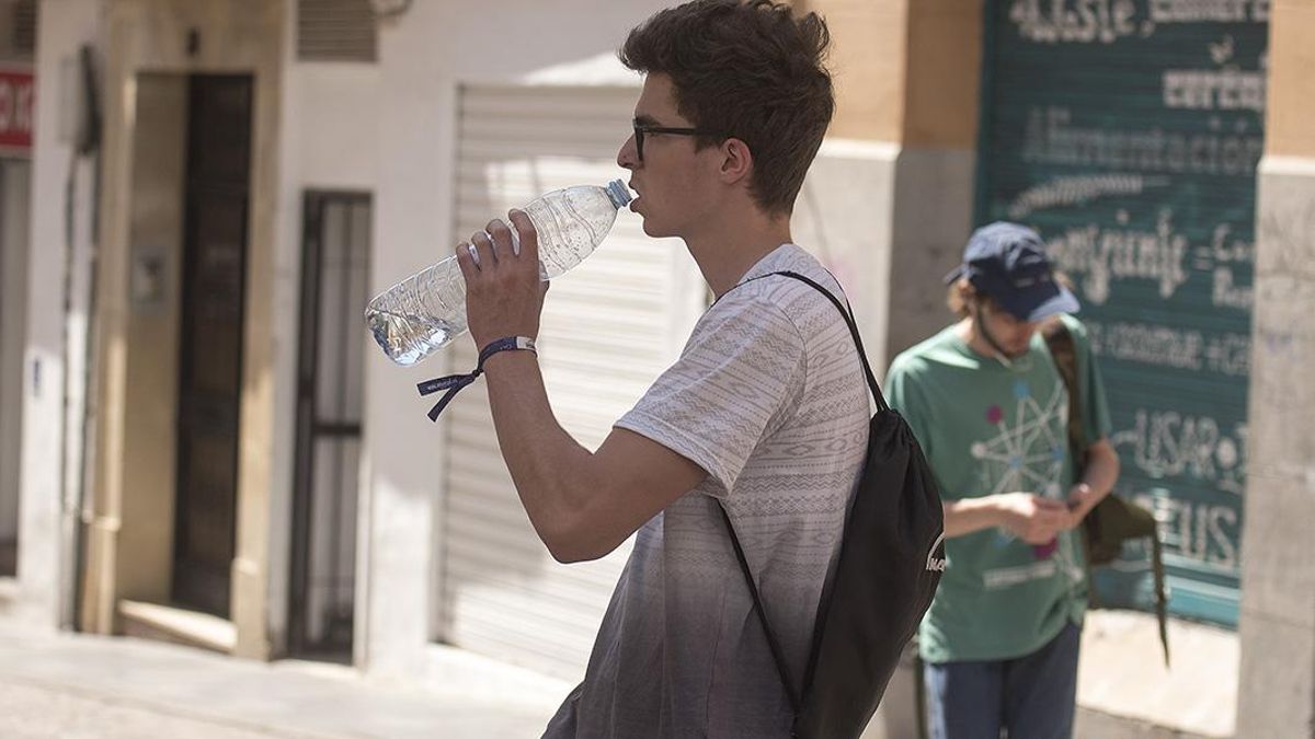 Un joven se hidrata con agua