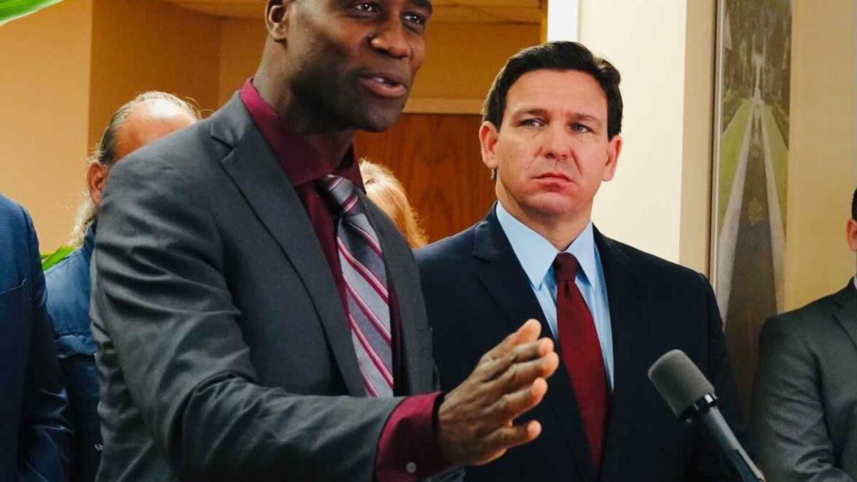 El responsable de Ssalud de Florida, Joseph Ladapo, y el gobernador Ron DeSantis en una rueda de prensa en West Palm Beach, Florida, el 6 de enero de 2022.