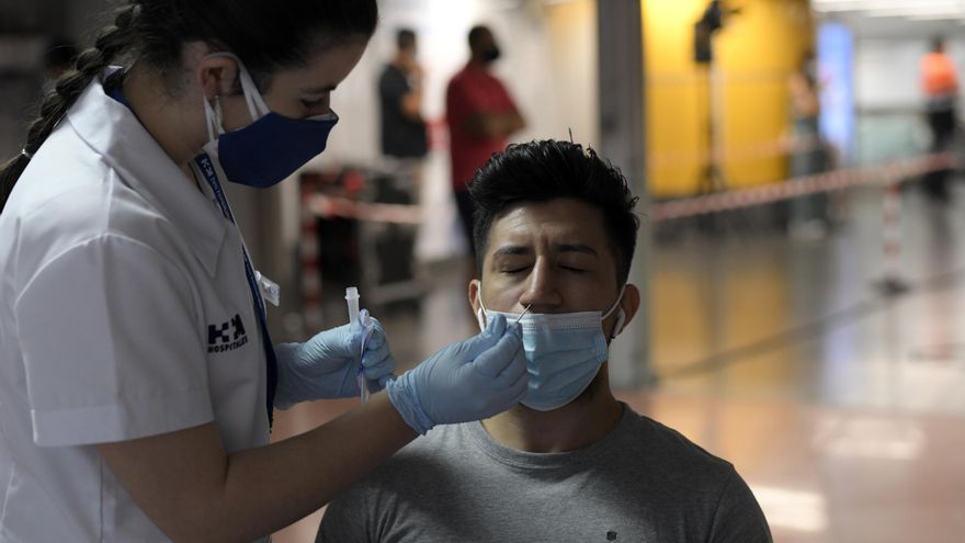 Una sanitaria realiza un test de antígenos a un hombre, en un dispositivo de realización de test de antígenos en el intercambiador de Plaza de Castilla (Madrid).