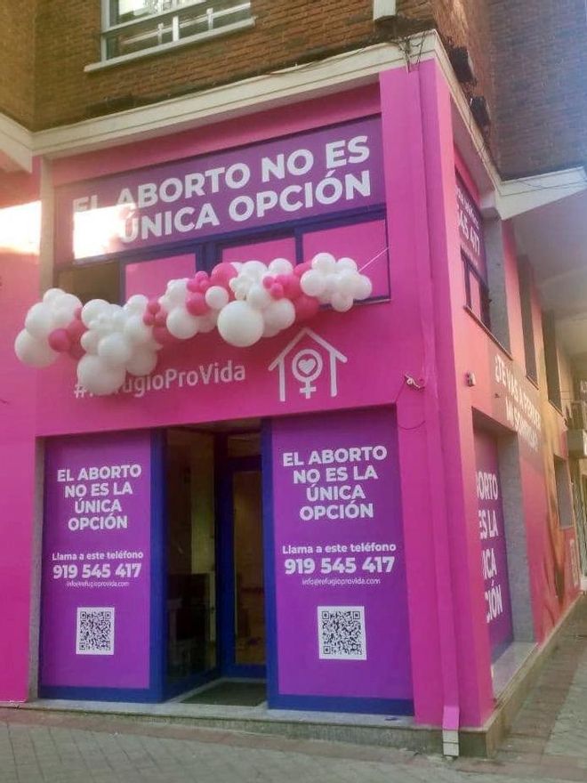 Globos en la apertura del local de Hazte Oír