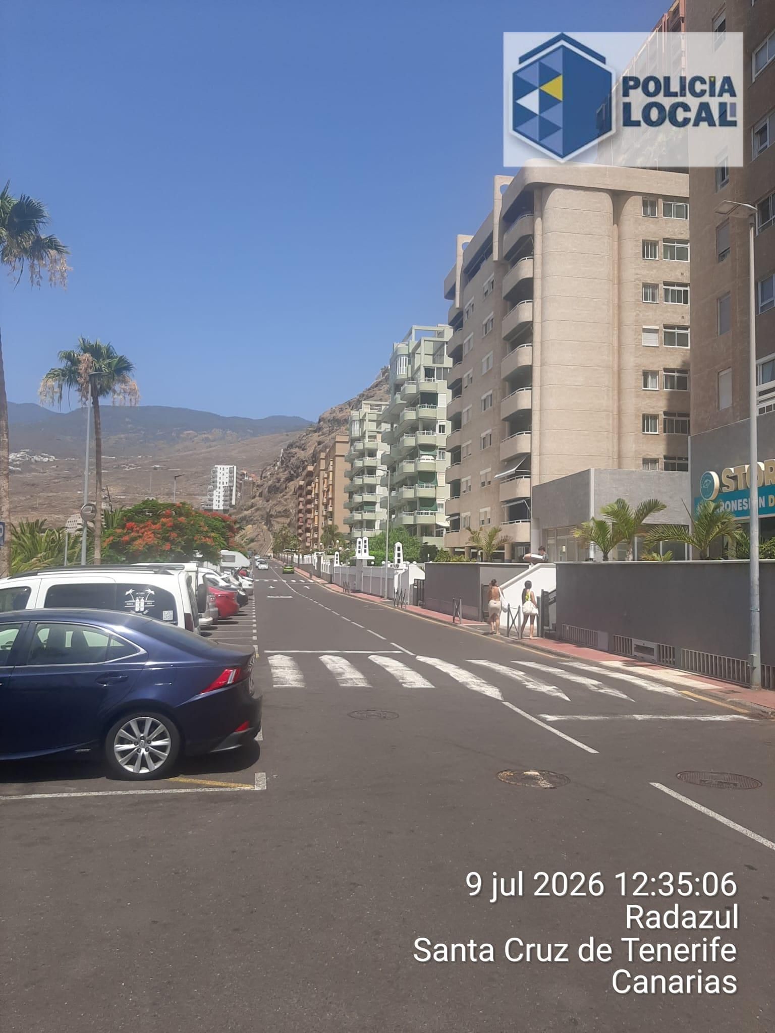 Imagen de la avenida Colón, en Radazul, tras la intervención de la Policía Local