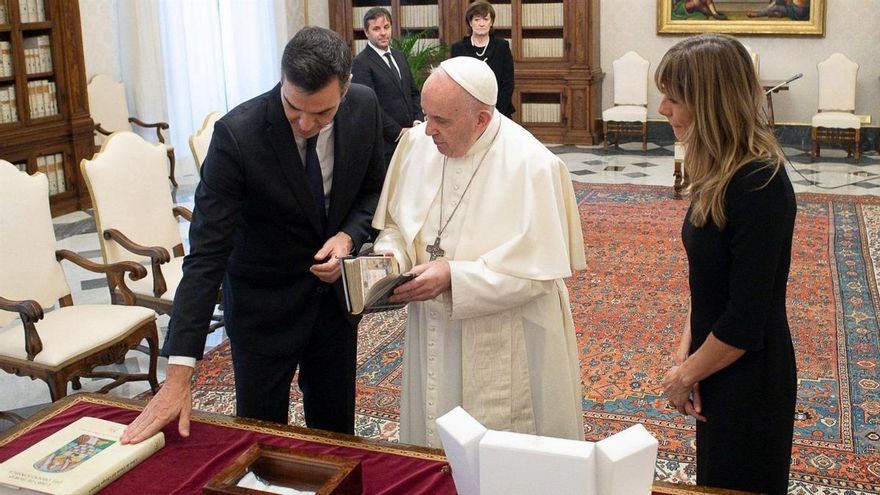 EuropaPress 3392989 presidente gobierno pedro sanchez intercambia regalos papa visita vaticano