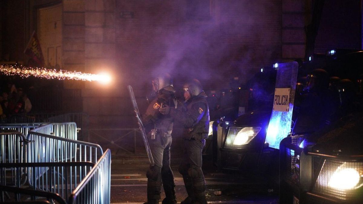 Un petardo lanzado a la policía frente a Ferraz.