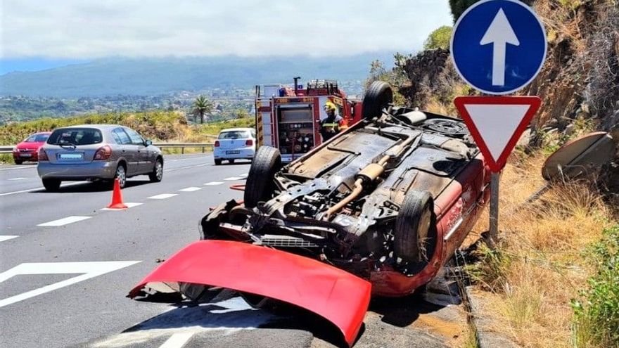 Estado en que quedó el vehículo. BOMBEROS LA PALMA