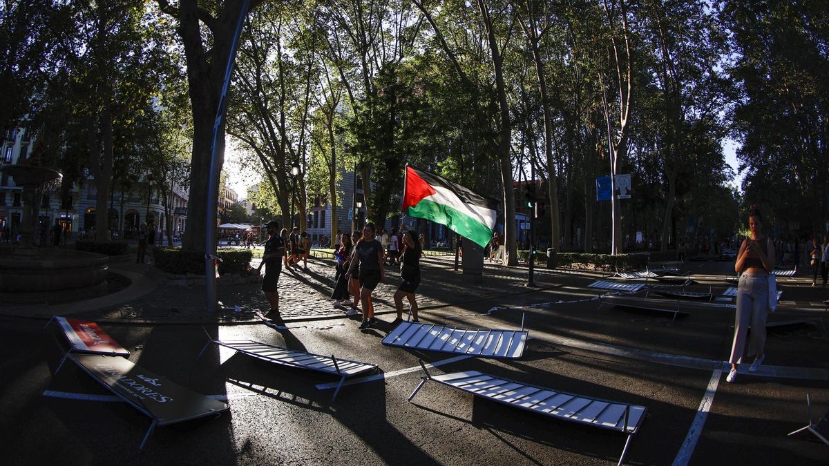 MADRID, 14/09/2025.- Los manifestantes propalestinos cortan el recorrido de los ciclistas en el Paseo del Prado.