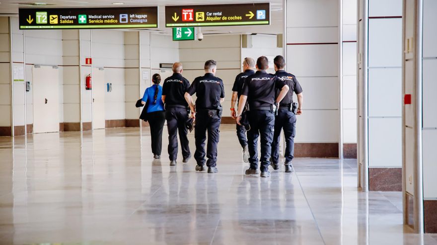 Archivo - Un grupo de agentes de la Policía Nacional en el aeropuerto Adolfo Suárez Madrid Barajas