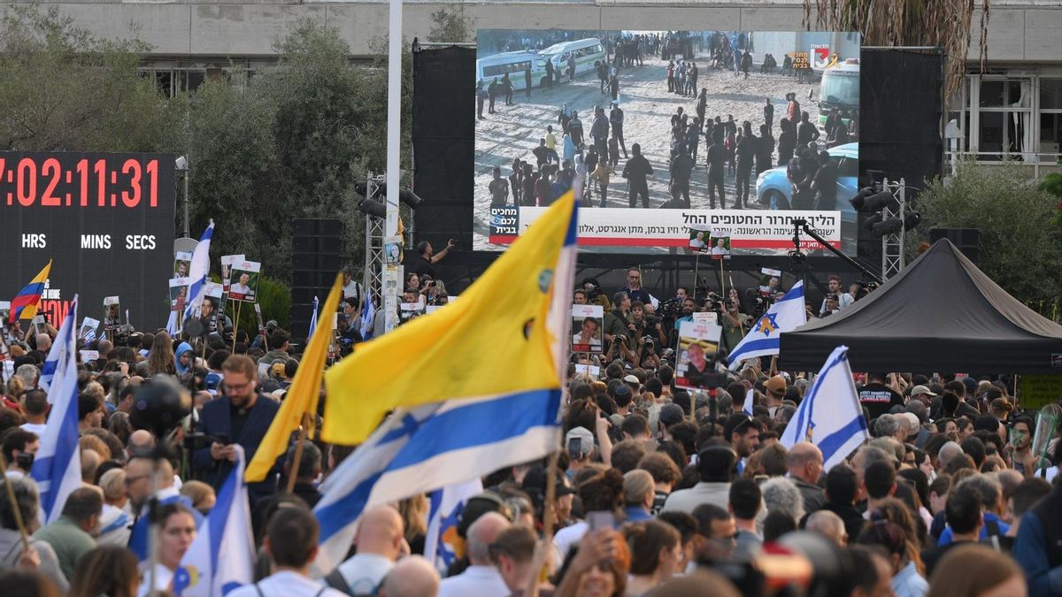 Israelíes siguen en directo la retransmisión de la liberación de los rehenes, en Tel Aviv, este lunes