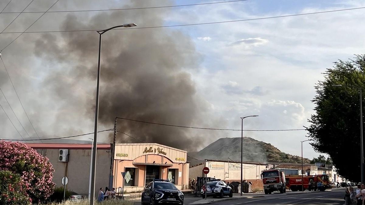 Aparatoso incendio en una empresa de recuperación de metales de Puertollano