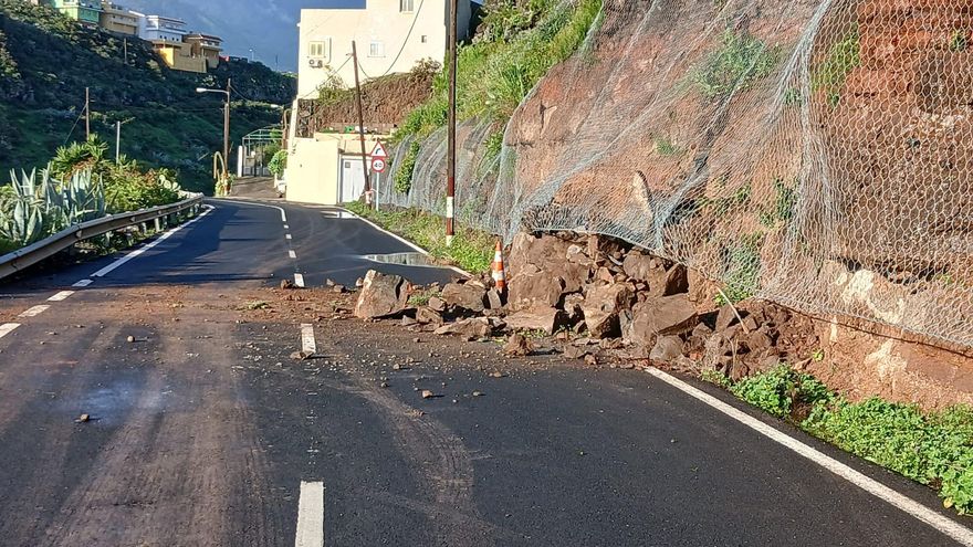 Desprendimiento en una carretera de Gran Canaria tras las intensas lluvias de la borrasca Therese.