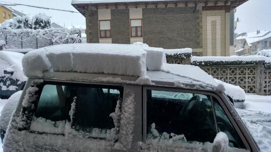 Espesor que sumó la nieve hasta esta mañana en Villablino. / Luis Álvarez