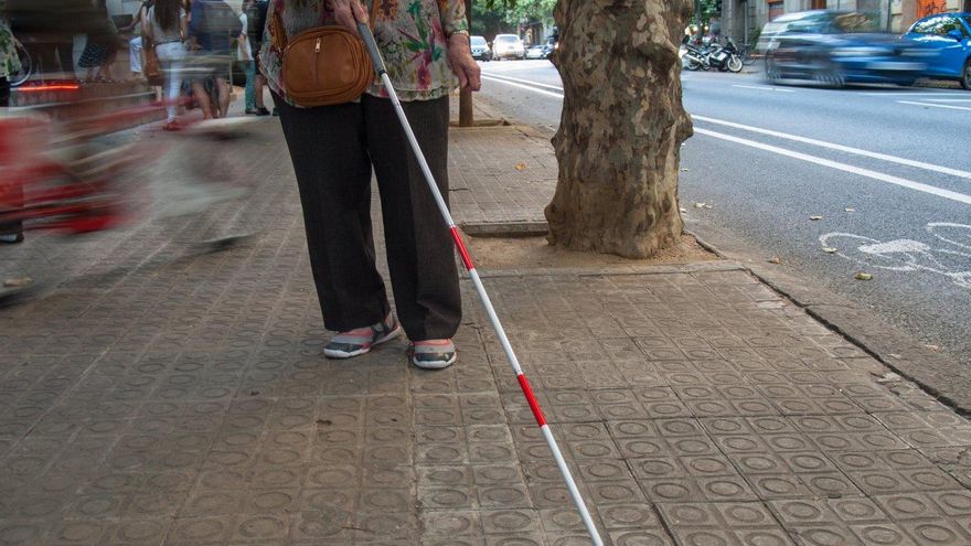 Persona sordociega con el bastón rojiblanco