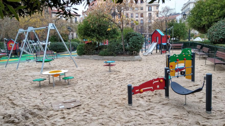 Zona infantil con arena en Olavide