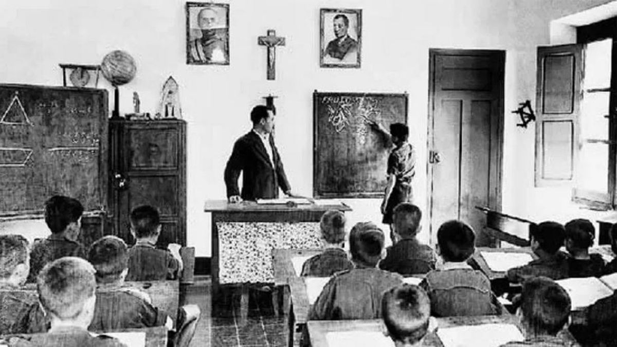 Una clase en una escuela franquista