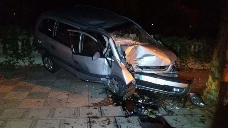 El conductor quedó atrapado en el interior del coche, que sufrió grandes daños materiales.