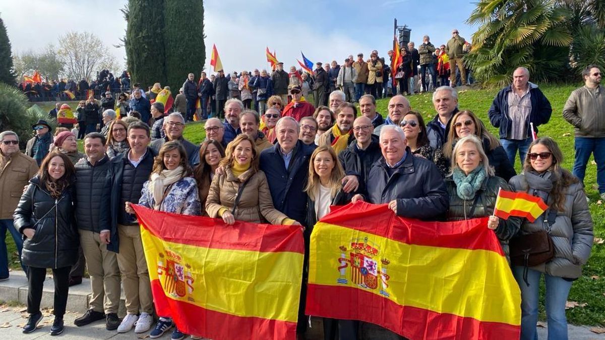 El presidente del Gobierno de Aragón y líder del PP regional, Jorge Azcón, junto a parte de los cargos institucionales aragoneses que participan en el acto en Madrid.
