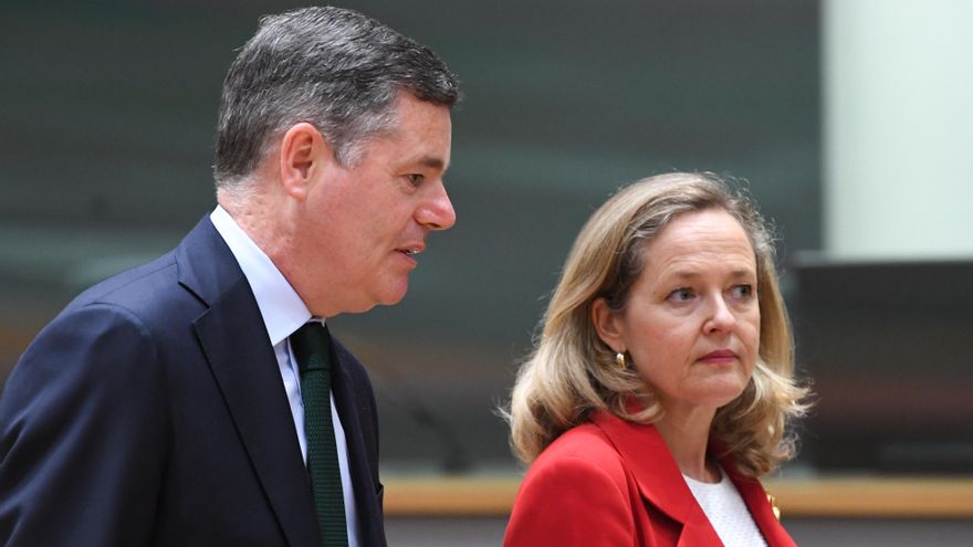 Calviño responde a Ayuso que Bruselas desaconseja su promesa de ajustar el IRPF a la inflación