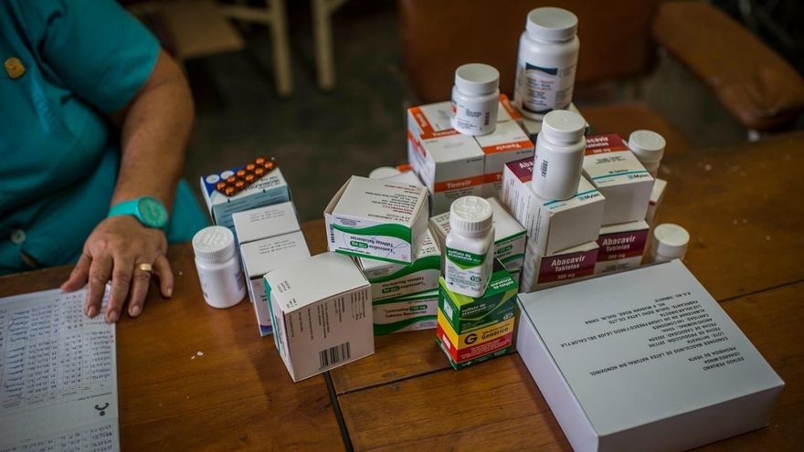 Un sanitario junto a un lote de fármacos antirretrovirales contra el VIH