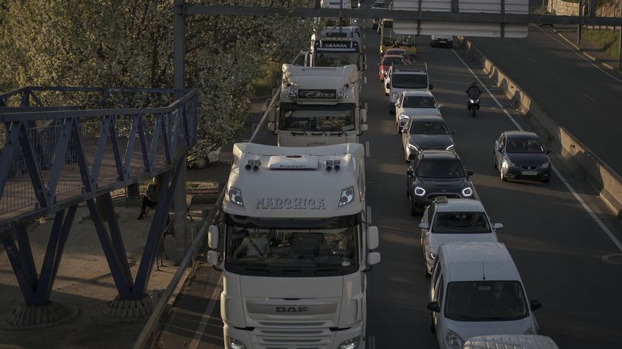 Un grupo de transportistas ralentiza el tráfico con sus camiones para protestar por el alza de los precios del combustible, este miércoles en Ourense.