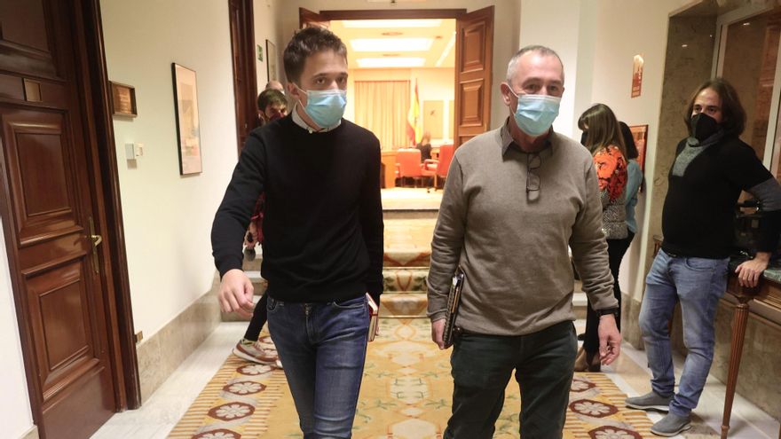 Archivo - El líder de Más País, Íñigo Errejón (i), y el portavoz de Compromís en el Congreso, Joan Baldoví, a su llegada a una sesión plenaria en el Congreso