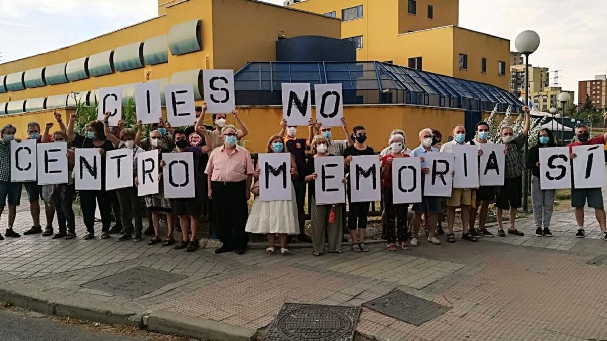 Acción realizada en 2020 para pedir el cierre del CIE de Aluche y su conversión en un Centro de Memoria de la Cárcel de Carabanchel