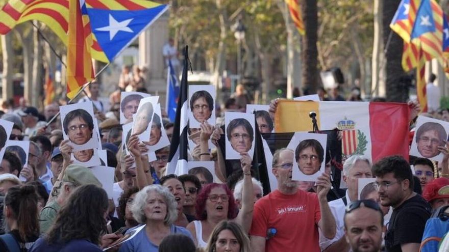 Centenares de personas con banderas de la estelada durante una concentración para recibir al expresidente de la Generalitat Carles Puigdemont.