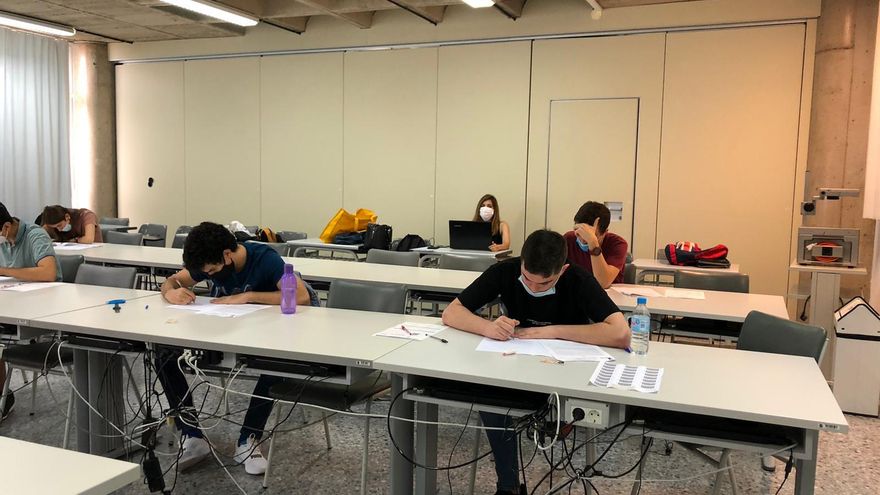 Viajes exprés para hacer las pruebas y “mucha incertidumbre” en el arranque de los exámenes de la ULPGC
