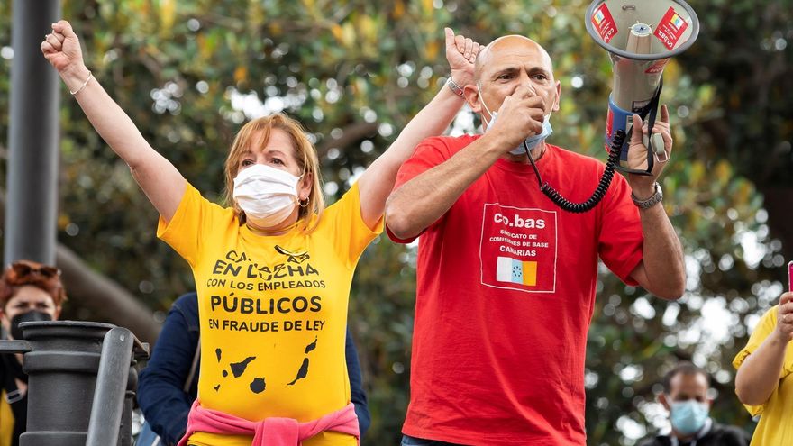 Representantes de empleados públicos participan en la manifestación celebrada este sábado en Las Palmas de Gran Canaria con motivo del Primero de Mayo, Día Internacional del Trabajo. EFE/Quique Curbelo