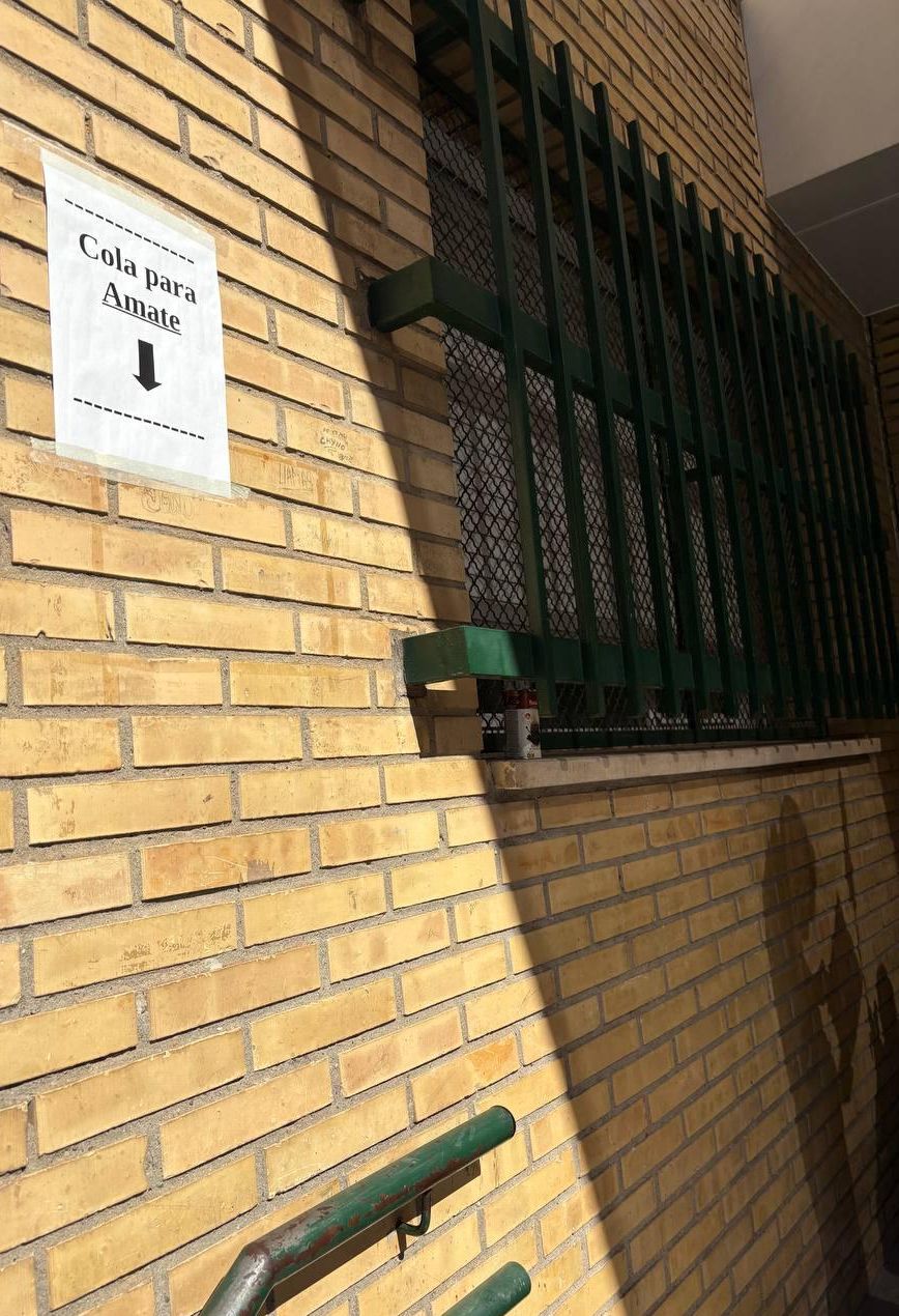 Las aglomeraciones se forman desde primera hora de la mañana, de ahí que haya carteles fuera del consultorio