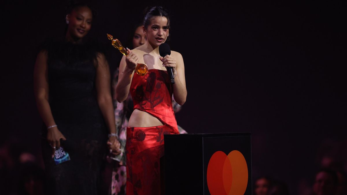 Rosalía tras ganar el premio a Artista Internacional del Año, en Manchester, el pasado mes de febrero. EFE/EPA/ADAM VAUGHAN